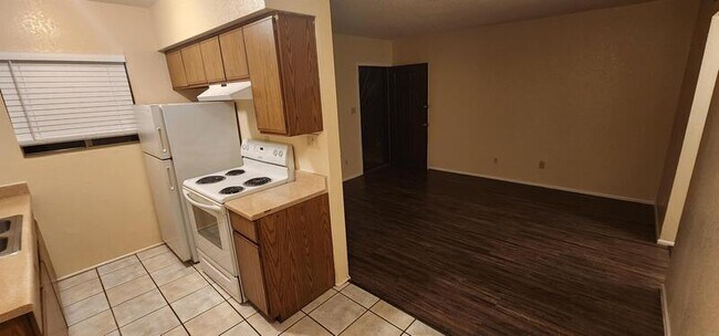 Building Photo - 2843 E 17th St