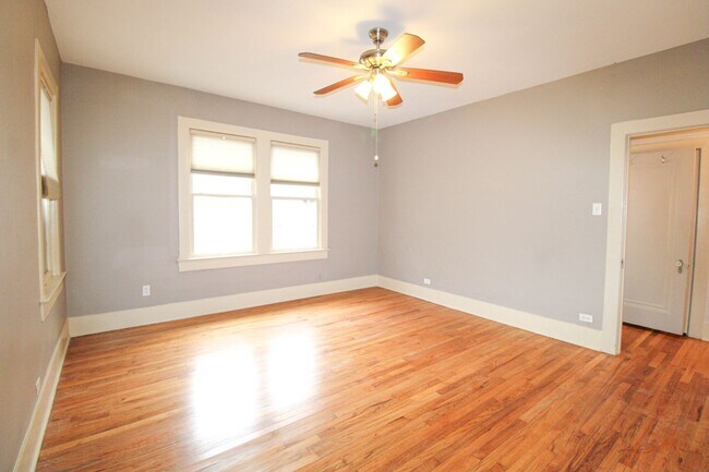 Building Photo - 438 W Rosewood Ave