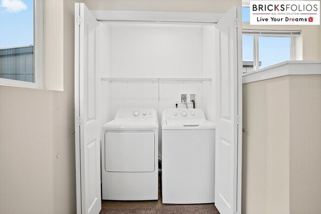 Building Photo - Discover Your Dream Home Near JBLM – No Worries About Vouchers or Deposits!