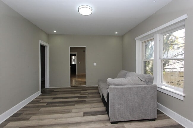 Building Photo - 12 George St