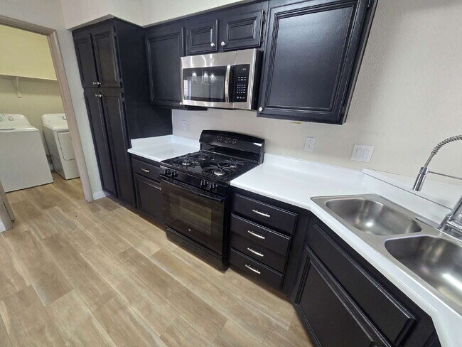 Building Photo - 6413 Sterling Springs Pkwy