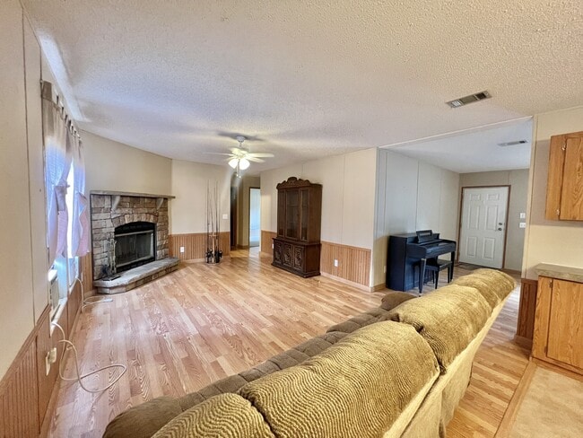 Building Photo - 23915 NE State Rd 26