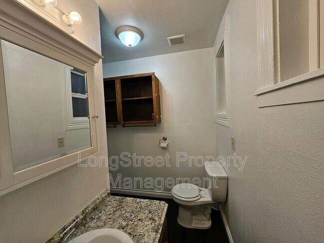 Building Photo - 634 SW Grant St.