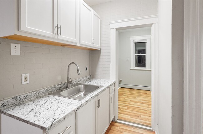 Building Photo - 15 Mendon St