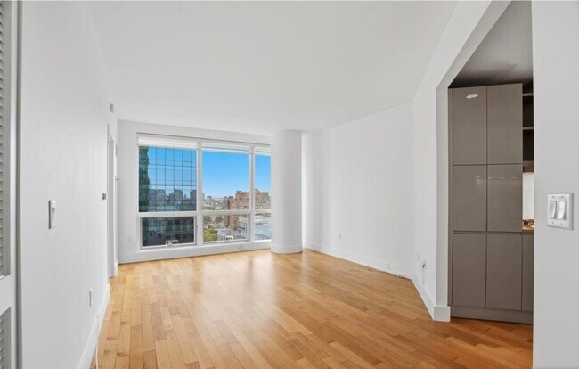 Building Photo - 77 Hudson St