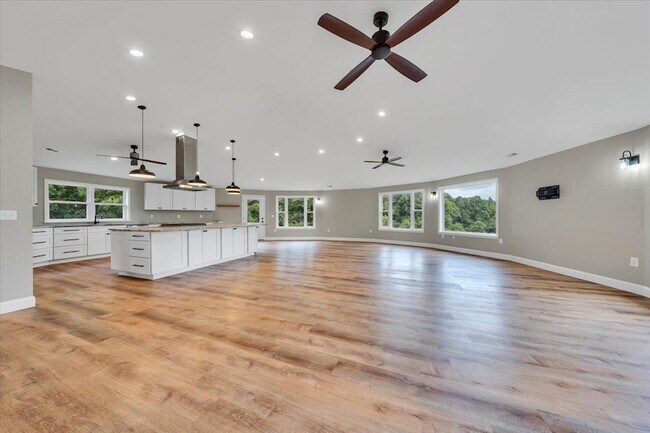 Building Photo - 3202 Mathews Ln