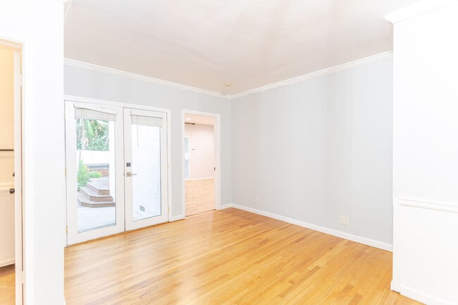 Building Photo - 640 E Valencia Ave