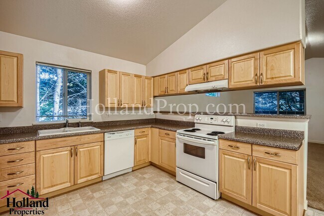 Building Photo - Spacious 2 Bedroom, 2 Bathroom Apartment with Dual Decks in Northeast Portland! NEW PRICE $1,750 !!