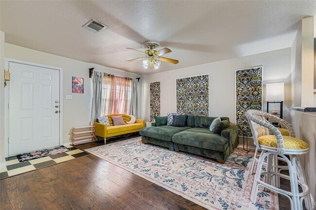 Building Photo - 930 Panorama Dr