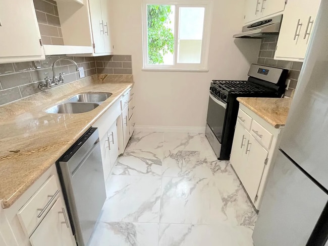 Building Photo - Unit 5