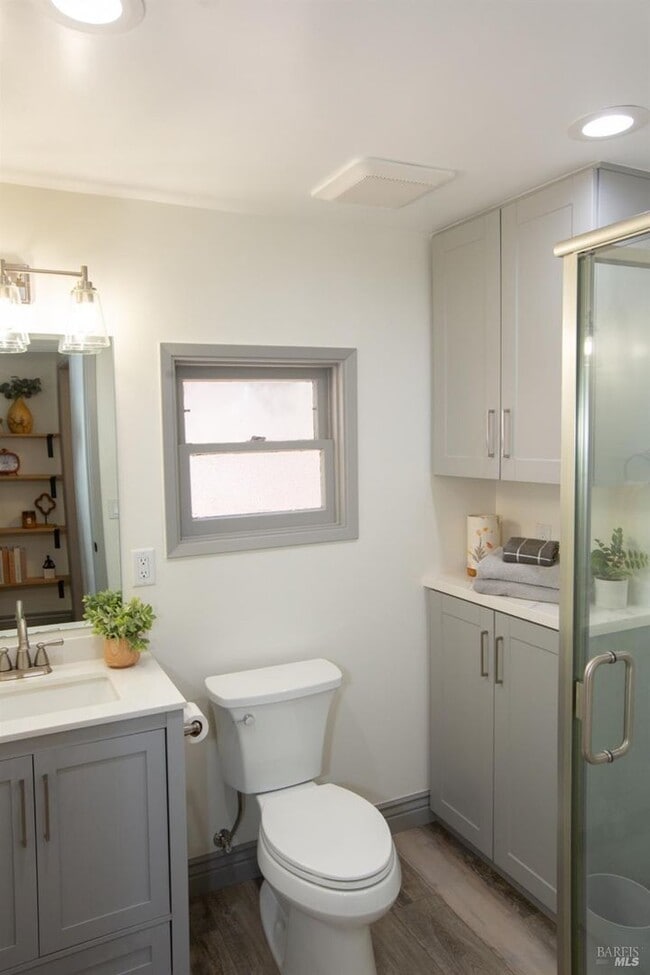 Building Photo - 654 Square Foot remodeled 2 bedroom, 1 bat...