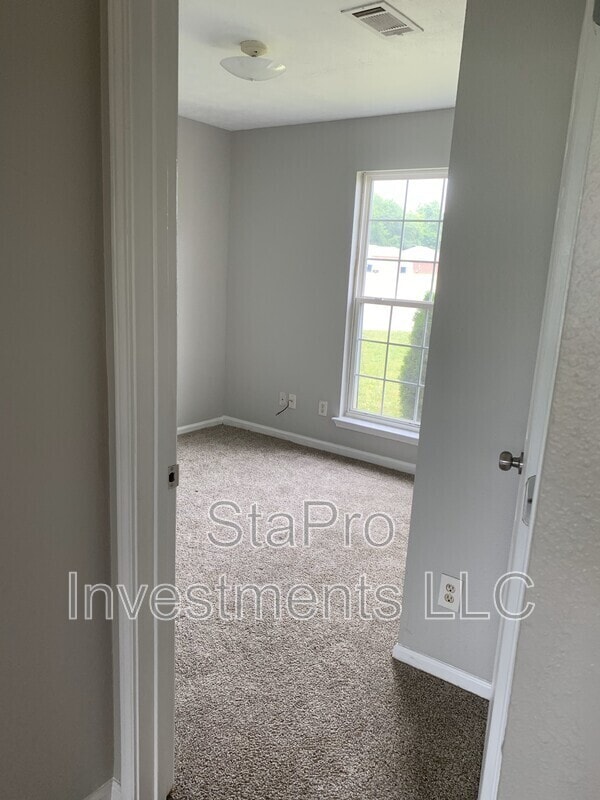 Building Photo - 110 Village Pl