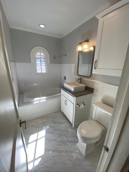 Hallway full bath - 1107 N Winnetka Ave