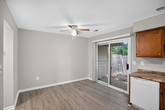 Building Photo - 2 Large Bedroom 2 level Townhouse in Fredericksburg