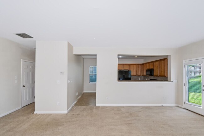Building Photo - 906 Silver Lake Dr