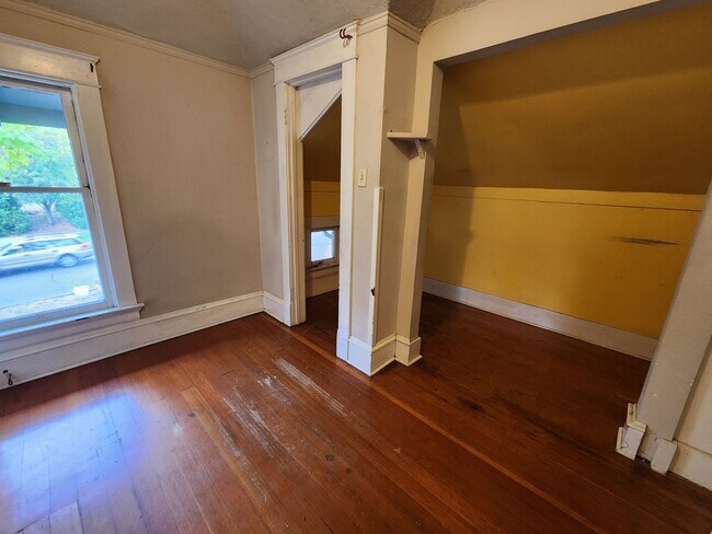 Building Photo - Spacious Units Across from WWU