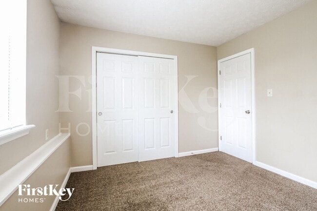 Building Photo - 1056 Oak Leaf Rd