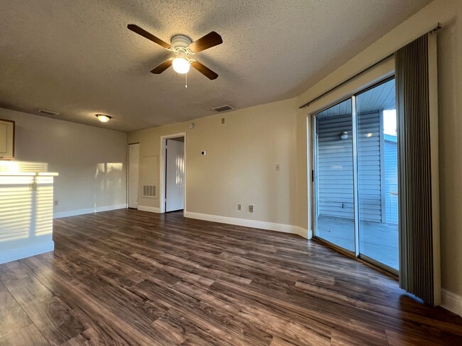 Building Photo - Lake Mary Condo ~ New Paint, Laminate Floo...