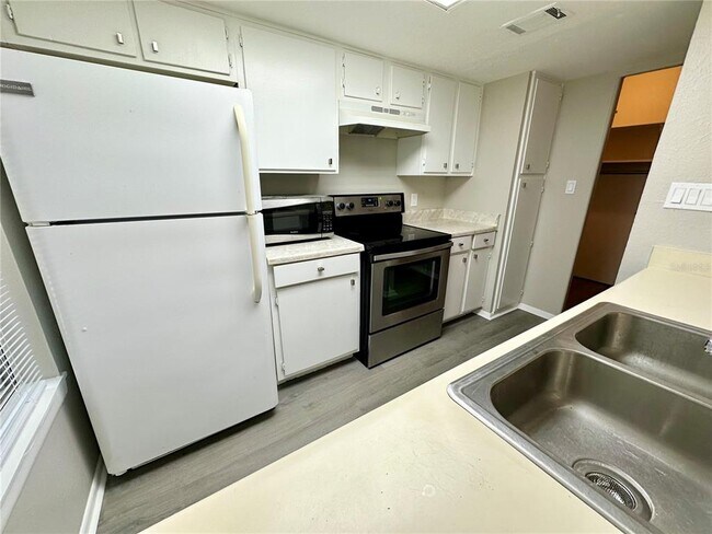 Building Photo - 2019 Whitby Dr