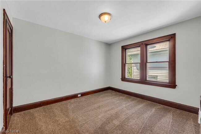 Building Photo - 3554 E 113th St