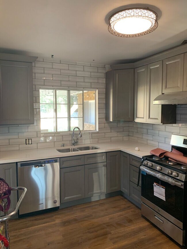 Building Photo - Spacious 2/2 Home for rent in Long Beach!