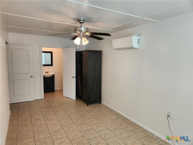 Building Photo - 106 W Avenue G