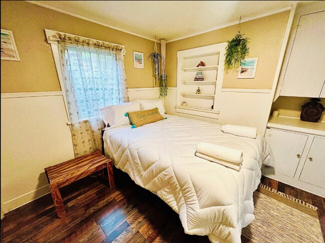 Building Photo - Coastal Charm in the Heart of Encinitas – 2 Bed, 1 Bath Avail 12/1