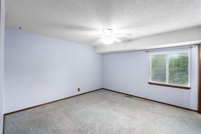 Building Photo - Spacious home near 55th st. S. and Broadway