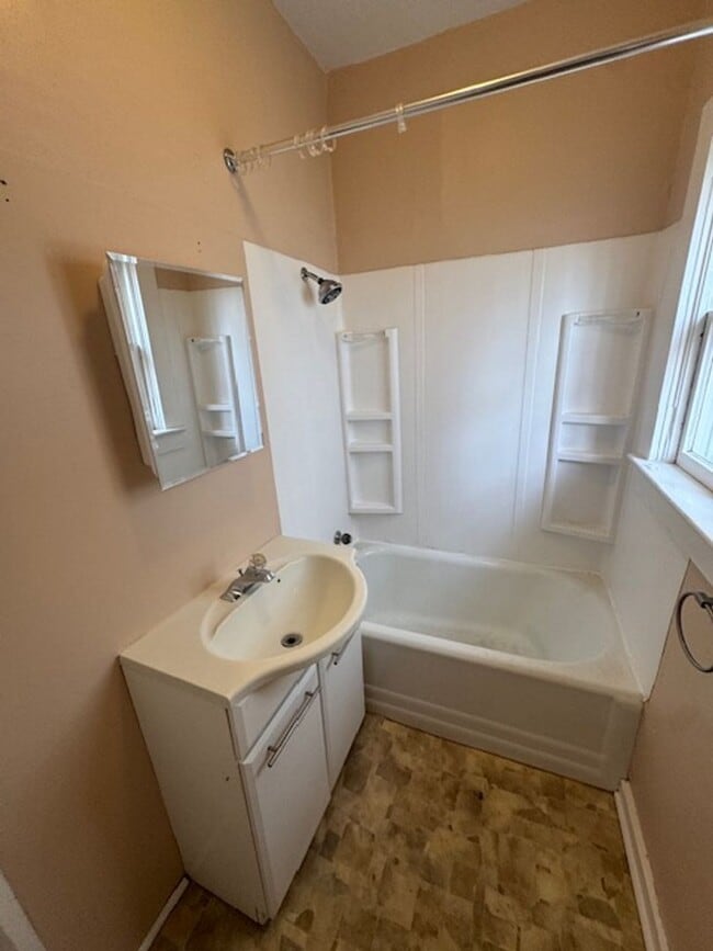 Building Photo - 619 3rd St