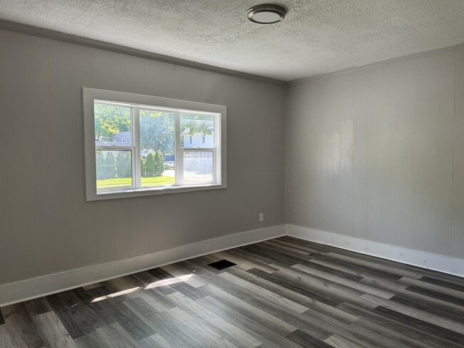 Building Photo - 126 Parsells Ave