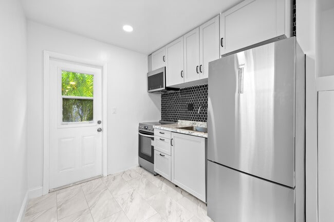 Building Photo - 411 SE 3rd Ave