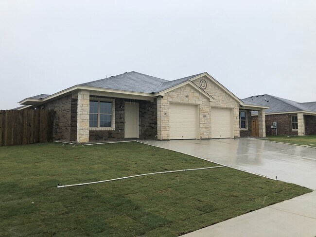 Building Photo - Amazing Like New Duplex close to Fort Hood
