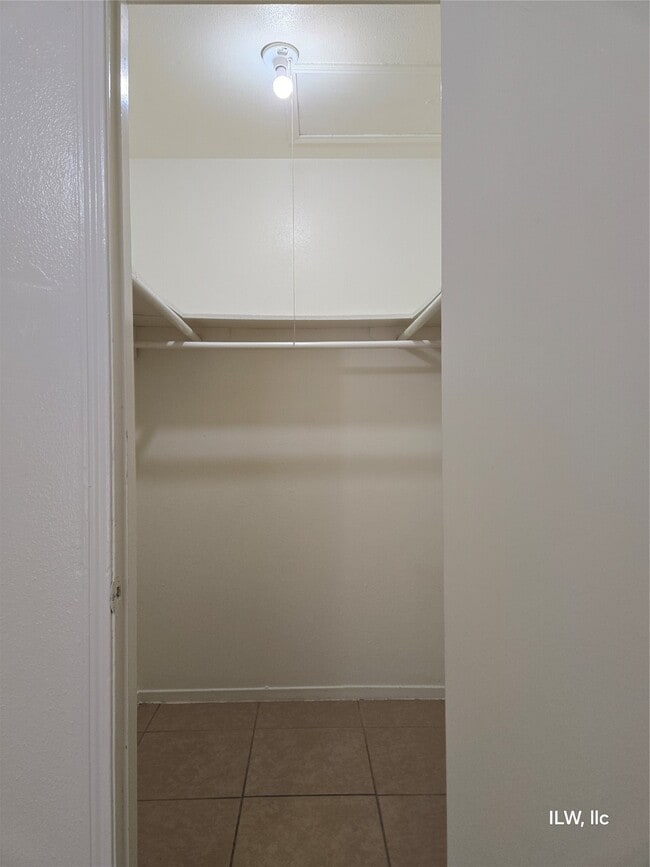 Building Photo - 830 Victoria Dr