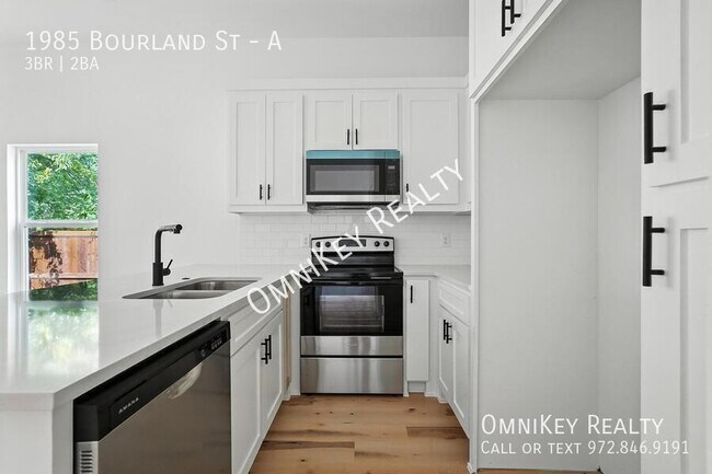 Building Photo - 1985 Bourland St