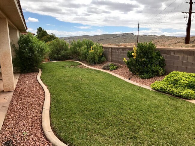 Building Photo - 3 Bedroom 2 Bath - Canyon View