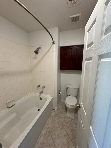 Primary bathroom - 10101 N Arabian Trl