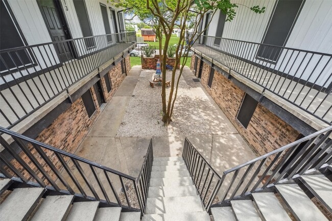 Building Photo - 910 7th Ave N