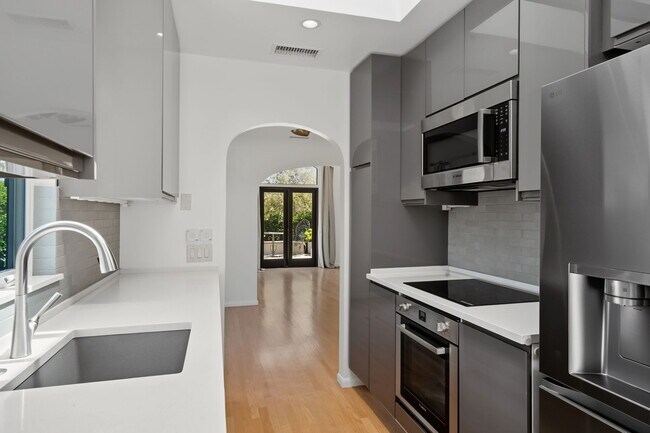 Building Photo - 9001 Rosewood Ave