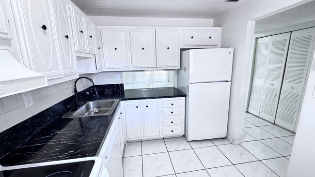 Building Photo - 5535 Lakewood Cir