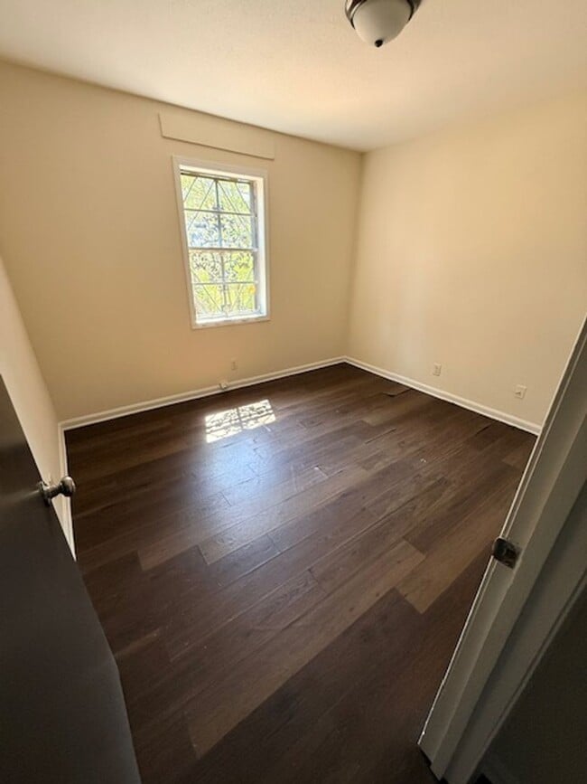 Building Photo - 4 bedroom 2 bath HOUSE!