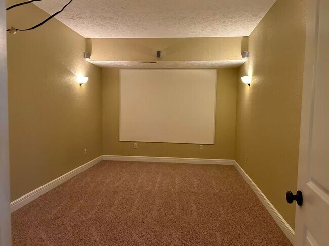 Building Photo - 5 bedroom and 3 bathroom two level house