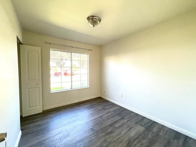 Building Photo - Newly painted Four Bedroom Two Bathroom Ho...