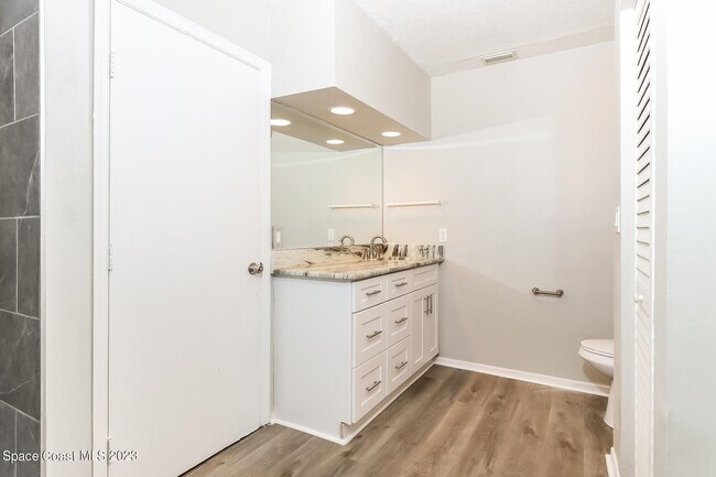 Building Photo - 2307 SW Kent Cir