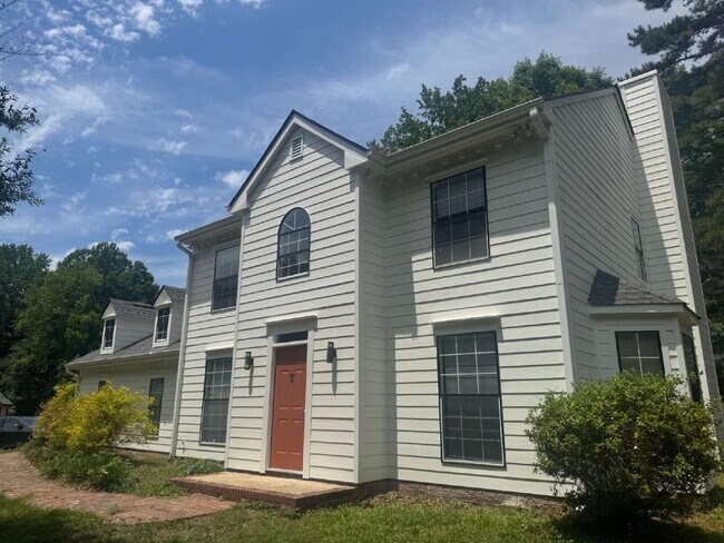 Building Photo - Experience a comfortable 3-bedroom, 3-bathroom single-family house.