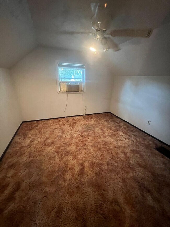 Building Photo - Northend Spacious 3 bedroom 1 bath with La...