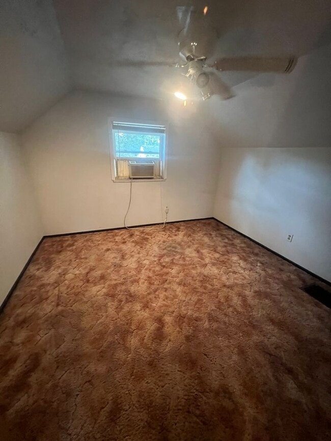 Building Photo - Northend Spacious 3 bedroom 1 bath with Large accessible ramp!