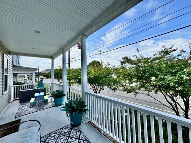 Building Photo - A Block From The Beaches! Ready 09-21-26! Oversized Parking Pad, Pet Friendly!