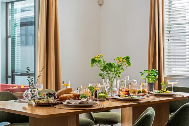 Building Photo - 4710 Sleepy Hollow Dr