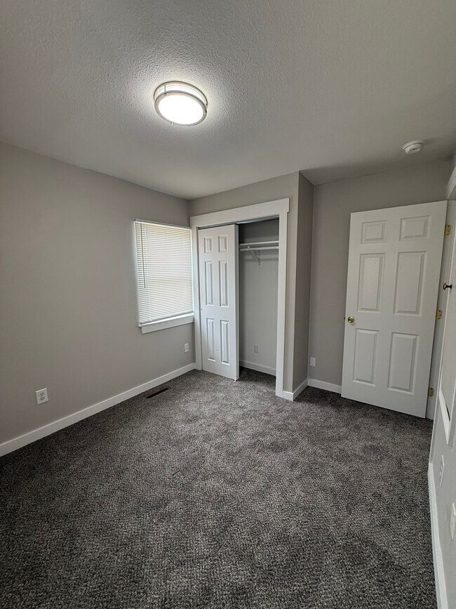 Building Photo - 2/1 Updated Hillyard Home
