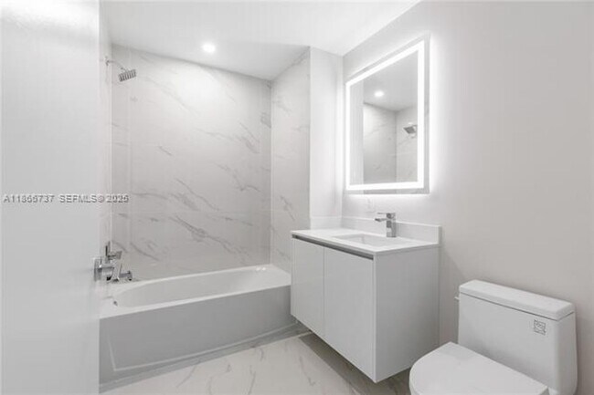 Building Photo - 700 NE 24th St